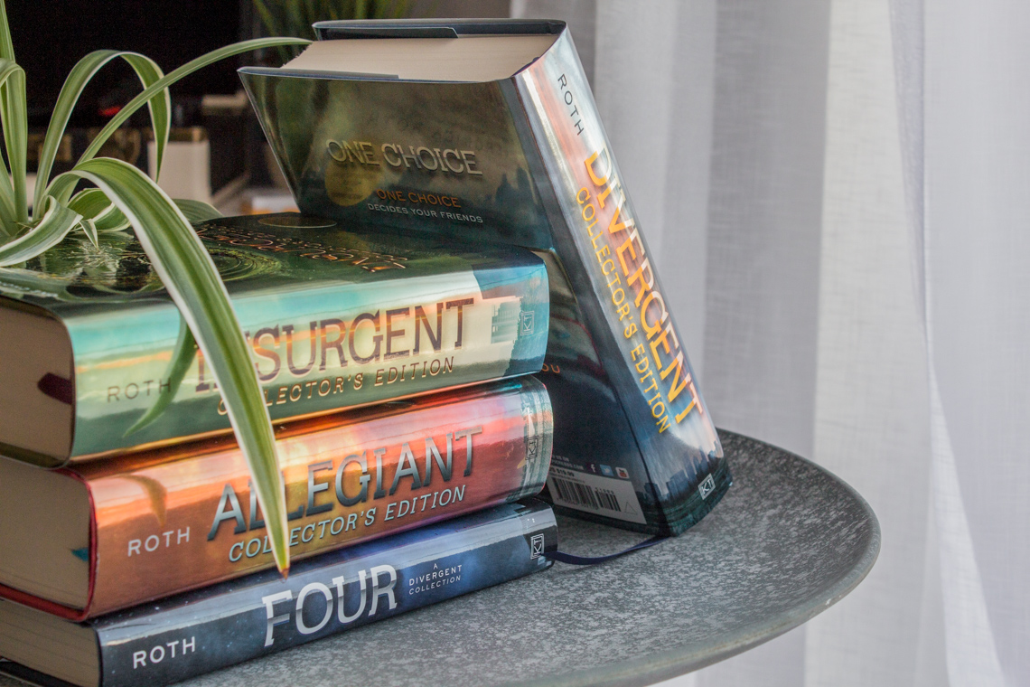 Stack of the Divergent Collector's Edition books (1 to 4) on a table.