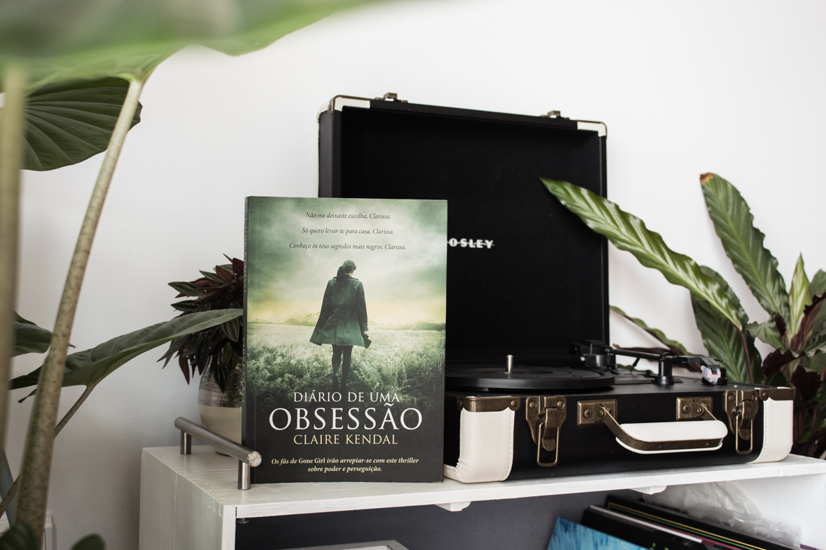 Book The Book of You in the Potuguese edition standing next to a record player.