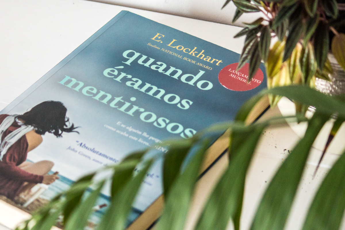 Portuguese edition of We Were Liars by E Lockhart laying on a table.