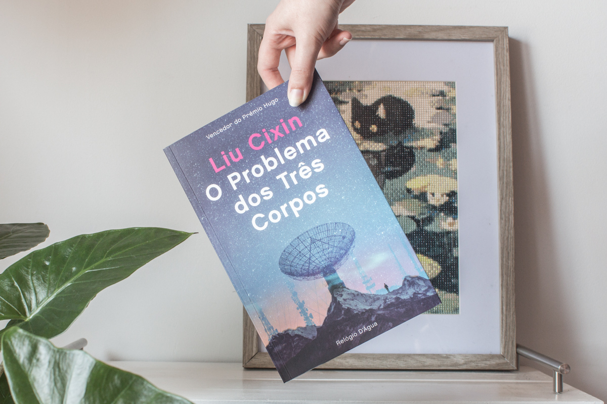 Holding the Portuguese edition of The Three-Body Problem.