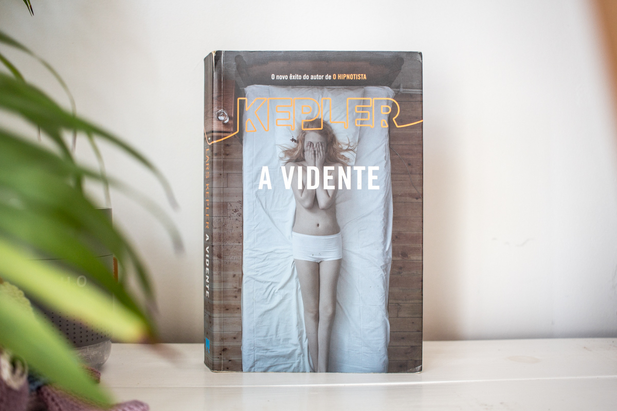The Portuguese Edition of The Fire Witness standing up on a table.